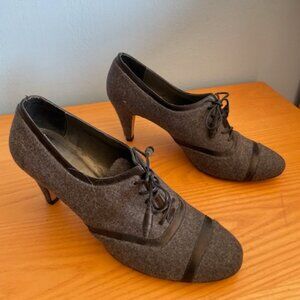 Vaneli Tie-Up Heels with Grey Felt and Leather Trim Size 8 1/2 N
